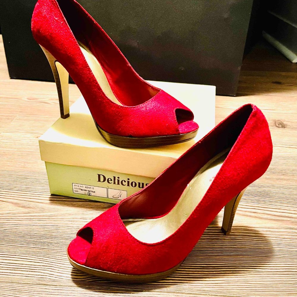 *NEW* GORGEOUS RED VELVET \\ Faux Suede 3" Ladies Heels